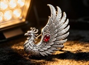 白银价格大幅上涨，因美国国债收益率下降、美联储降息押注升温